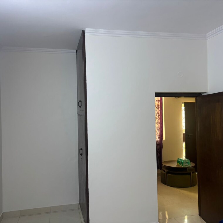 Room, rwa-apartments-sector-40 5 Bedroom 200 Sq.Mt. Independent House In Sector 40 Noida 9670795