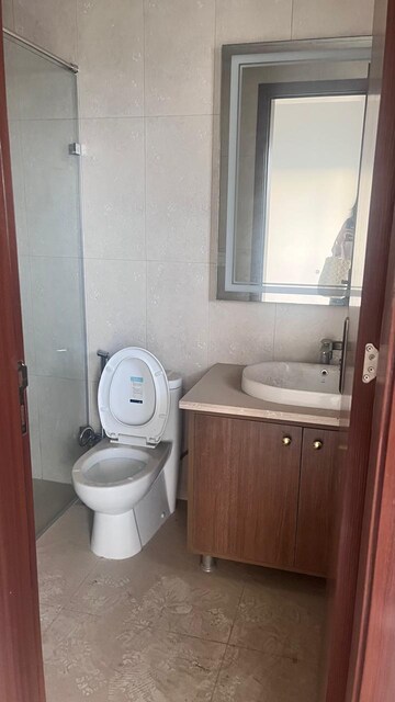 Bathroom in 3 BHK Builder Floor at Central Park Flower Valley Aqua Front Towers, Sohna Sector 33 – for Rent