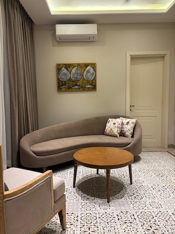 Furnished Amenities in 2 BHK Builder Floor at Malcha Marg – for Rent