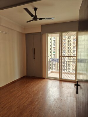 Room in 2 BHK Apartment at Amrapali Golf Homes, Sector 4 Greater Noida – for Rent