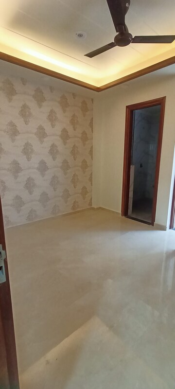 Room in 3 BHK Builder Floor at RPS Palm Drive, Sector 88 – for Sale