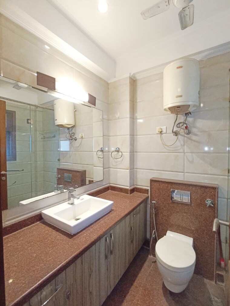 Attached Bathroom, greater kailash i 3 Bedroom 208 Sq.Yd. Builder Floor In Greater Kailash I Delhi 9671459