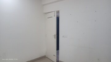 Room in 3 BHK Apartment at Gaur City 5th Avenue, Sector 4 Greater Noida – for Rent