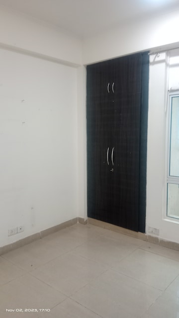 Room in 3 BHK Apartment at Gaur City 5th Avenue, Sector 4 Greater Noida – for Rent