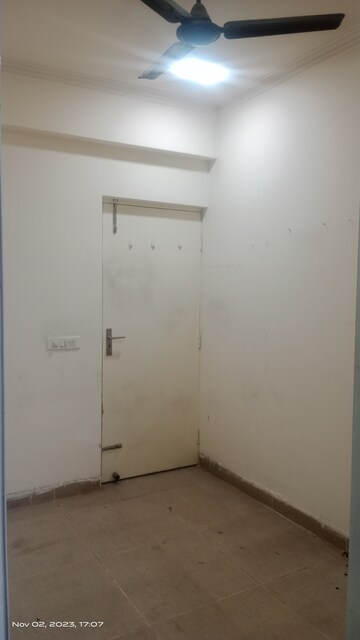 Room in 3 BHK Apartment at Gaur City 5th Avenue, Sector 4 Greater Noida – for Rent