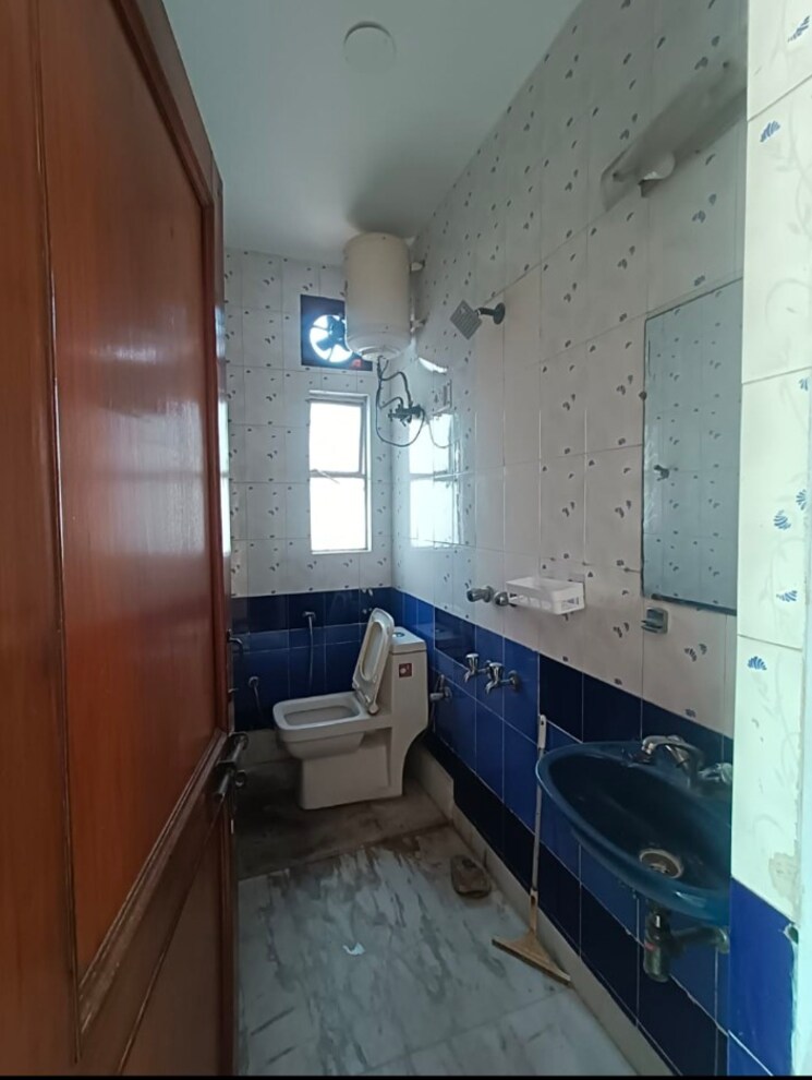 Attached Bathroom, chittaranjan park 1.5 Bedroom 650 Sq.Ft. Builder Floor In Chittaranjan Park Delhi 9671577