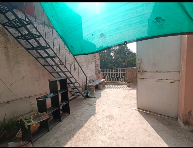 Balcony, chittaranjan park 1.5 Bedroom 650 Sq.Ft. Builder Floor In Chittaranjan Park Delhi 9671577