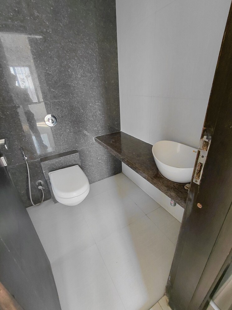 Bathroom, lalani-grandeur 2 Bedroom 651 Sq.Ft. Apartment In Goregaon East Mumbai 9671938