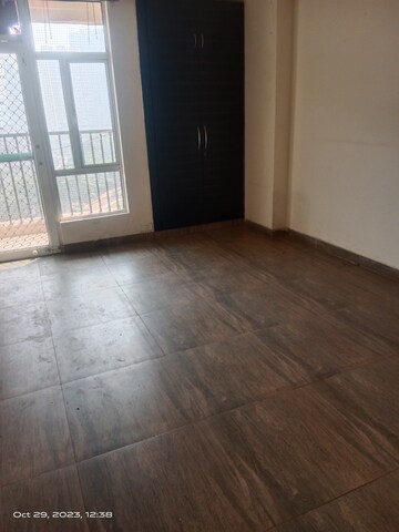 Room in 2.5 BHK Apartment at Gaur City 4th Avenue, Sector 4 Greater Noida – for Rent
