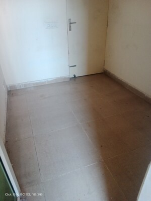 Room in 2.5 BHK Apartment at Gaur City 4th Avenue, Sector 4 Greater Noida – for Rent