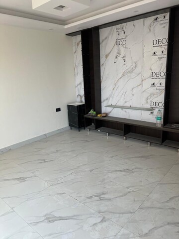 Room in 3 BHK Apartment at Siddharth Estate, Vasant Vihar – for Rent