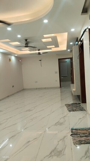 Room in 3 BHK Apartment at Vasant Vihar – for Rent