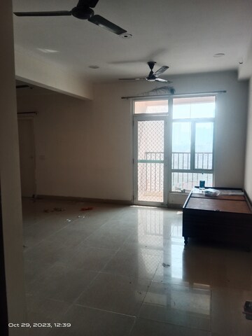 Room in 2.5 BHK Apartment at Gaur City 4th Avenue, Sector 4 Greater Noida – for Rent
