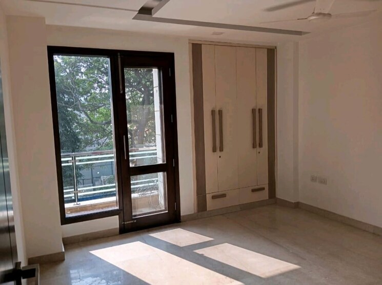 Room, greater kailash ii 3 Bedroom 250 Sq.Yd. Builder Floor In Greater Kailash ii Delhi 9672103