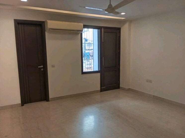 Room, greater kailash ii 3 Bedroom 250 Sq.Yd. Builder Floor In Greater Kailash ii Delhi 9672103