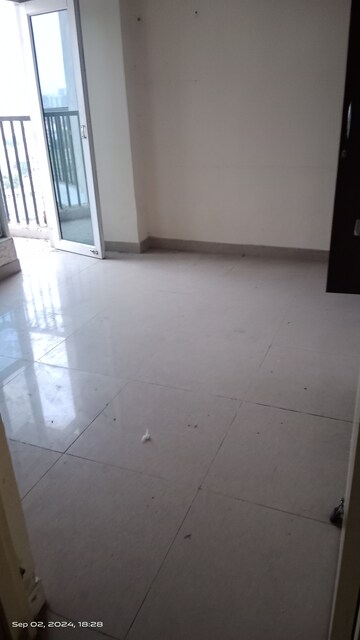 Room in 2 BHK Apartment at Gaur City 4th Avenue, Sector 4 Greater Noida – for Sale