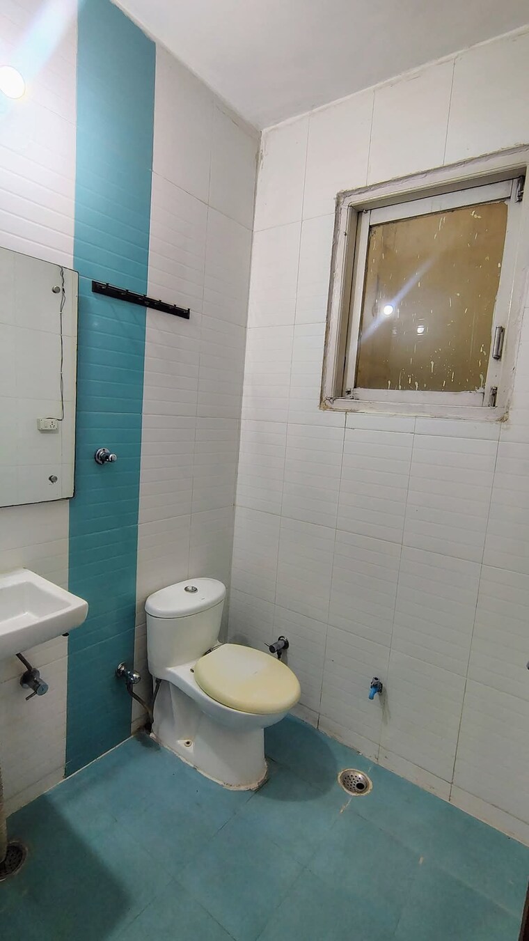 Bathroom, saket 3 Bedroom 1600 Sq.Ft. Builder Floor In Saket Delhi 9672171