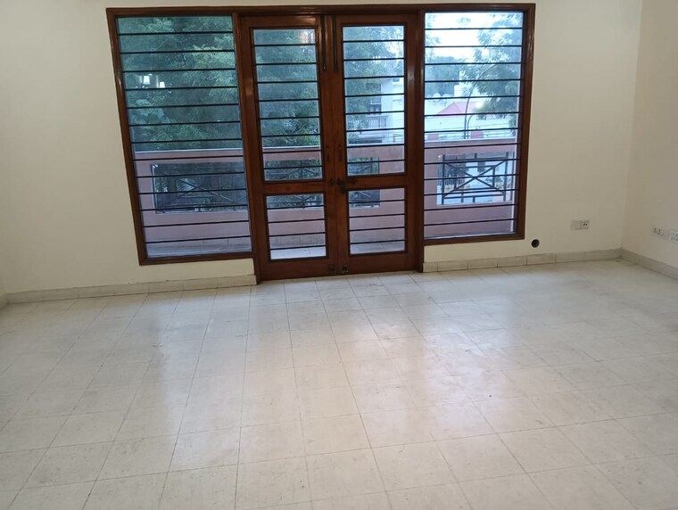 Room, sector 17 3 Bedroom 2030 Sq.Ft. Independent House In Sector 17 Gurgaon 9672448