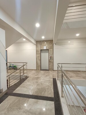 Lift in 2 BHK Apartment at Bhawrasla – for Rent