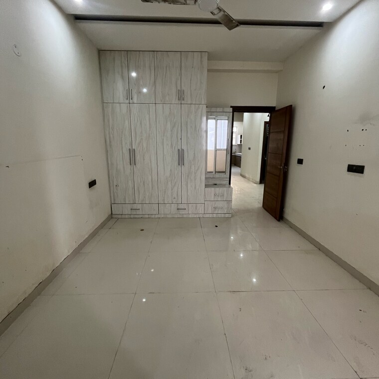 Room, vip road 3 Bedroom 1500 Sq.Ft. Apartment In Vip Road Zirakpur 9672721