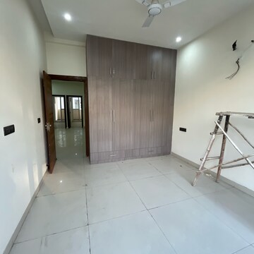 Room in 3 BHK Apartment at Vip Road – for Rent