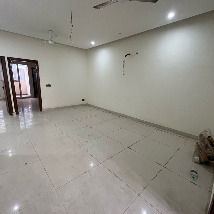 Room, vip road 3 Bedroom 1500 Sq.Ft. Apartment In Vip Road Zirakpur 9672721
