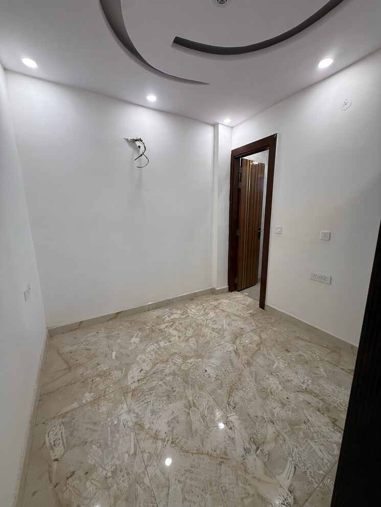 Room, mahaveer nagar 2 Bedroom 110 Sq.Yd. Builder Floor In Mahaveer Nagar Delhi 9673086