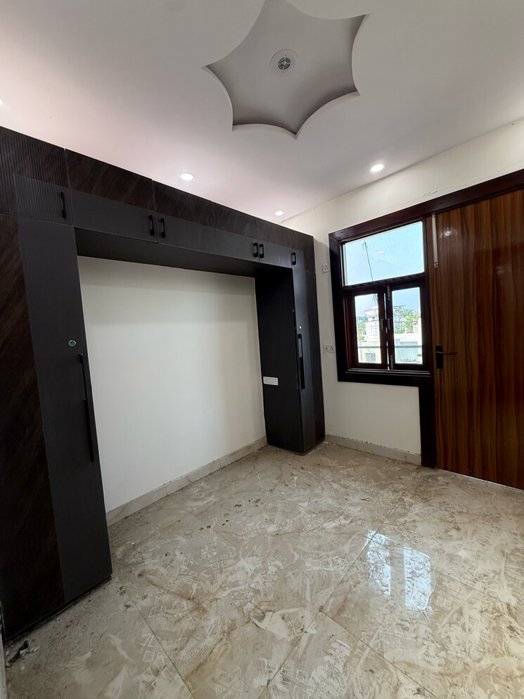 Room, mahaveer nagar 2 Bedroom 110 Sq.Yd. Builder Floor In Mahaveer Nagar Delhi 9673086