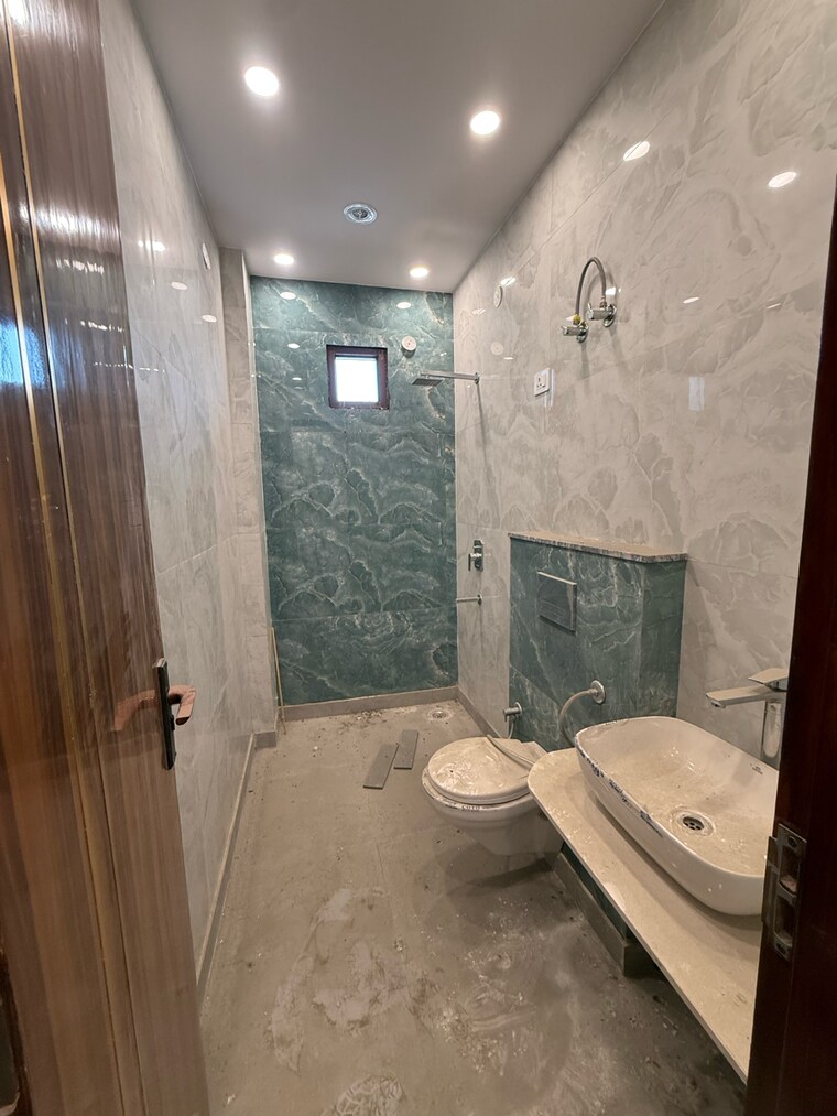 Bathroom, mahaveer nagar 2 Bedroom 120 Sq.Yd. Builder Floor In Mahaveer Nagar Delhi 9673087