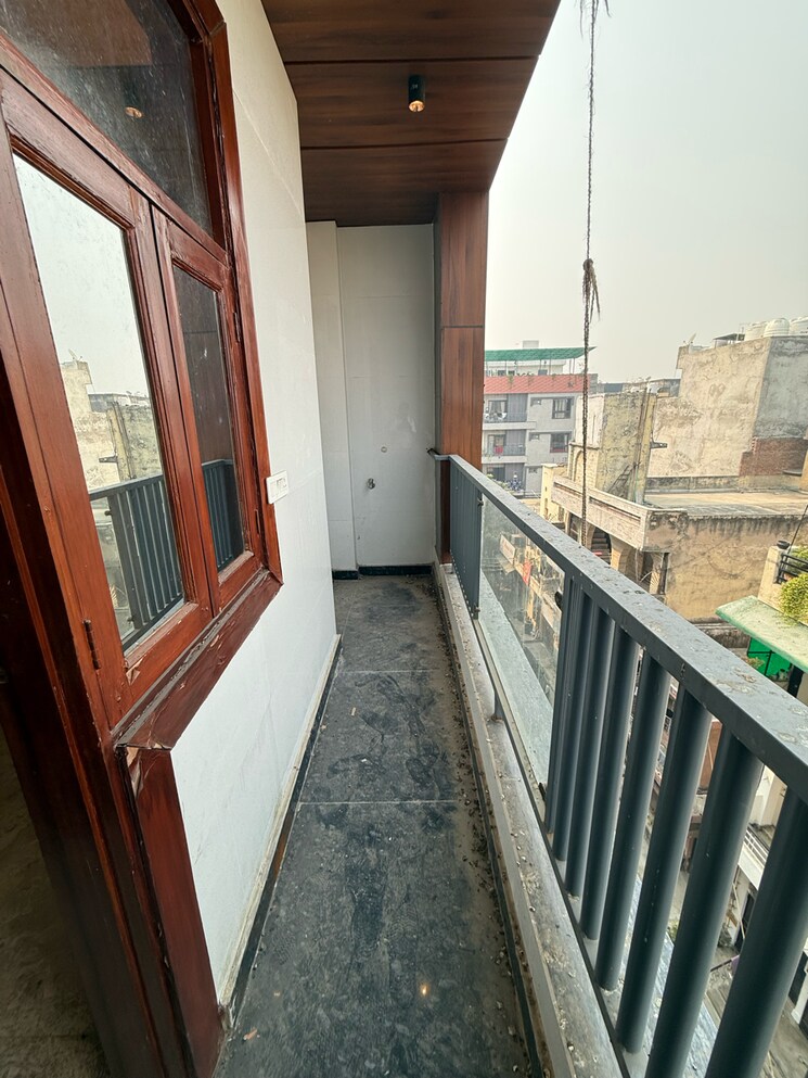 Balcony, mahaveer nagar 2 Bedroom 110 Sq.Yd. Builder Floor In Mahaveer Nagar Delhi 9673086