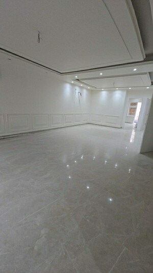 Room in 4 BHK Builder Floor at Green Fields Colony – for Rent