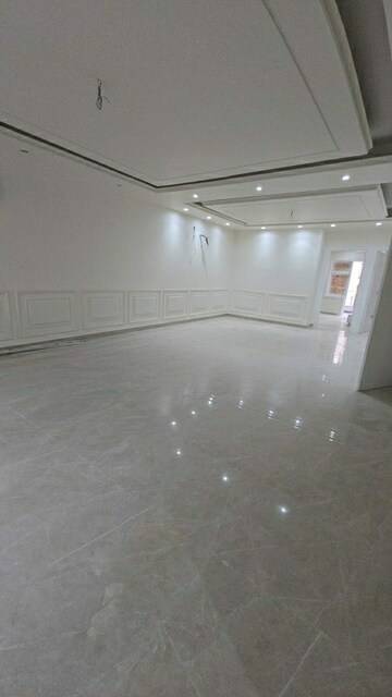 Room in 4 BHK Builder Floor at Green Fields Colony – for Rent