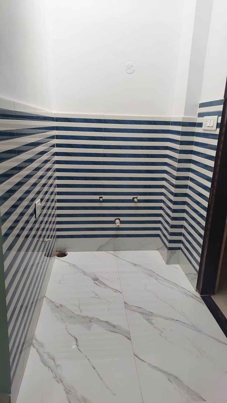 Balcony, gomti nagar Commercial Shop 1150 Sq.Ft. In Gomti Nagar Lucknow 9673078