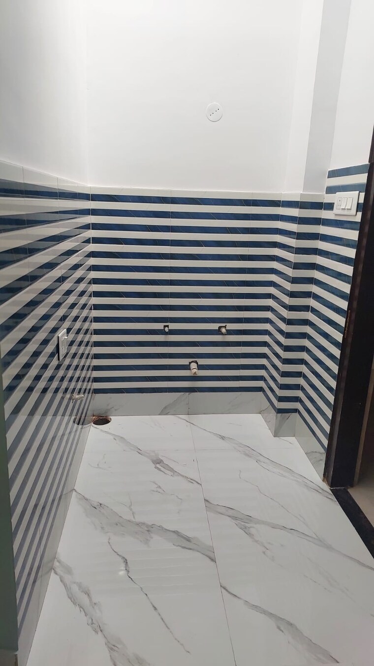 Balcony, gomti nagar Commercial Shop 1150 Sq.Ft. In Gomti Nagar Lucknow 9673078