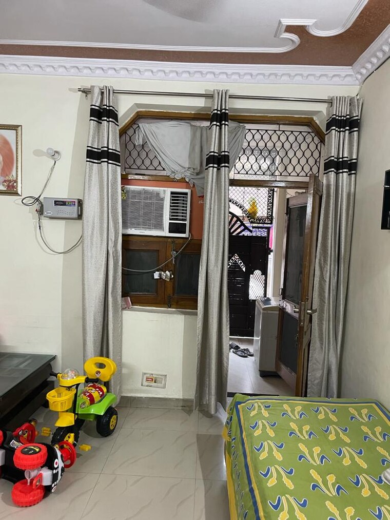  Parking, uttam nagar west 2 Bedroom 110 Sq.Yd. Builder Floor In Uttam Nagar West Delhi 9673110