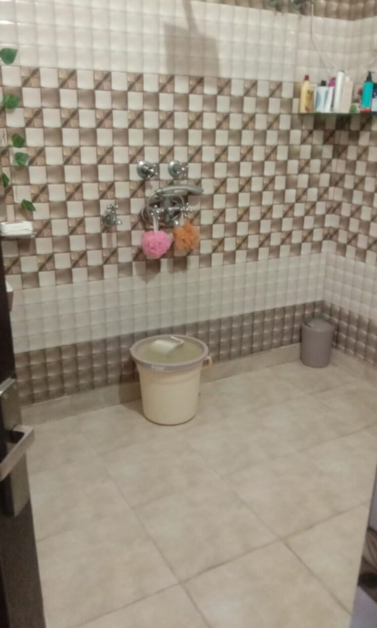 Bathroom, chiranjiv vihar 5 Bedroom 180 Sq.Yd. Independent House In Chiranjiv Vihar Ghaziabad 9673147