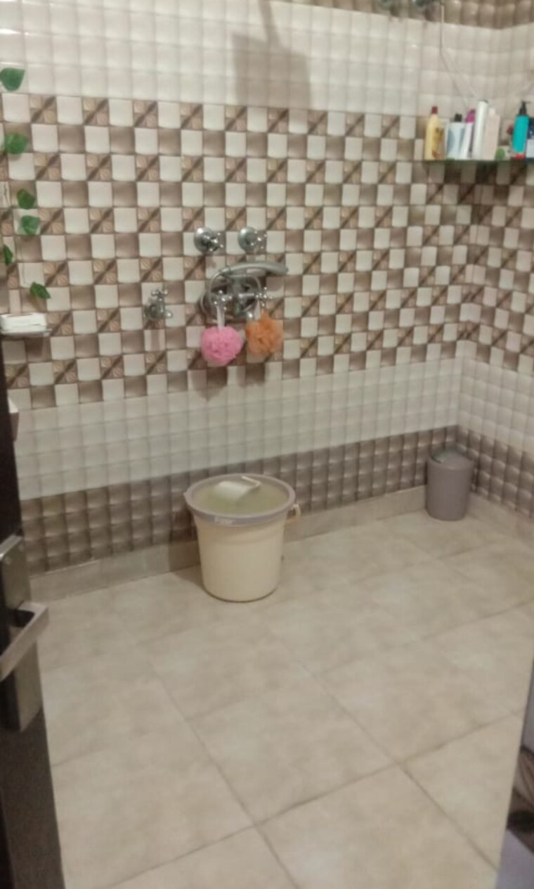Bathroom, chiranjiv vihar 5 Bedroom 180 Sq.Yd. Independent House In Chiranjiv Vihar Ghaziabad 9673147