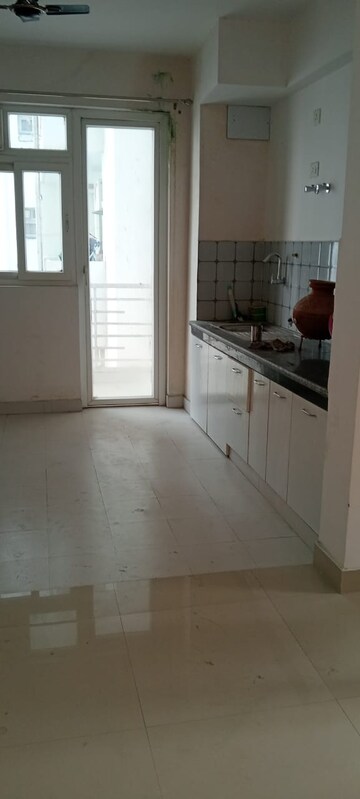 Room in 2.5 BHK Apartment at Urban Axis Urban Woods, Sushant Golf City – for Rent