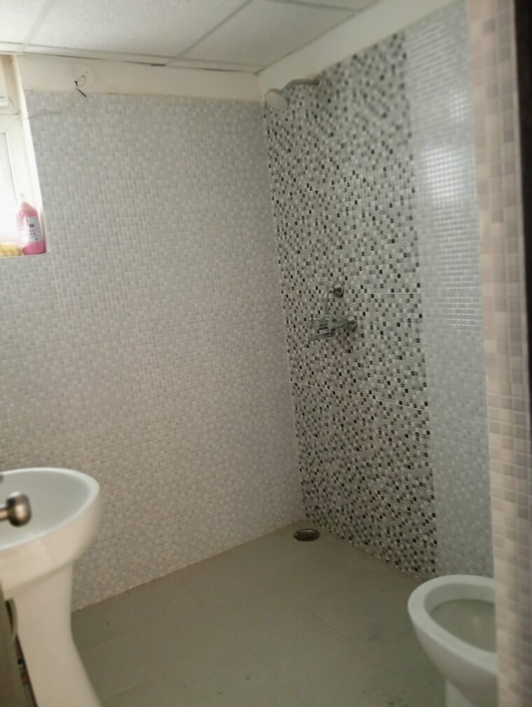 Bathroom, urban-axis-urban-woods 2.5 Bedroom 1250 Sq.Ft. Apartment In Sushant Golf City Lucknow 9673299