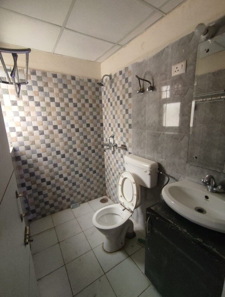 Bathroom, dhakoli 2 Bedroom 900 Sq.Ft. Apartment In Dhakoli Zirakpur 9673580