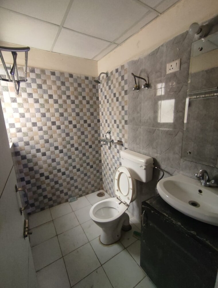 Bathroom, dhakoli 2 Bedroom 900 Sq.Ft. Apartment In Dhakoli Zirakpur 9673580