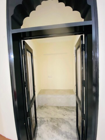 Building Lobby in 2 BHK Builder Floor at DLF City Phase III, Sector 24 – for Rent