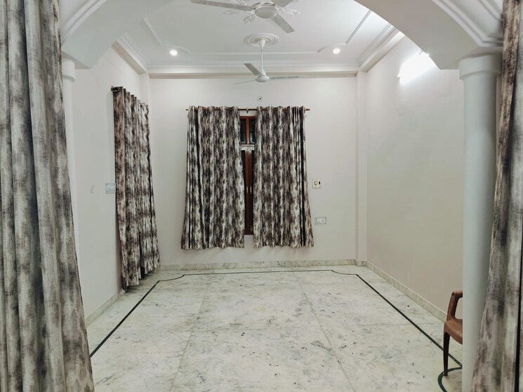 Room, gomti nagar Commercial Shop 1140 Sq.Ft. In Gomti Nagar Lucknow 9673752
