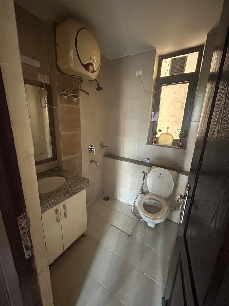 Bathroom, unitech-uniworld-gardens-2 2 Bedroom 997 Sq.Ft. Apartment In Sector 47 Gurgaon 9673788