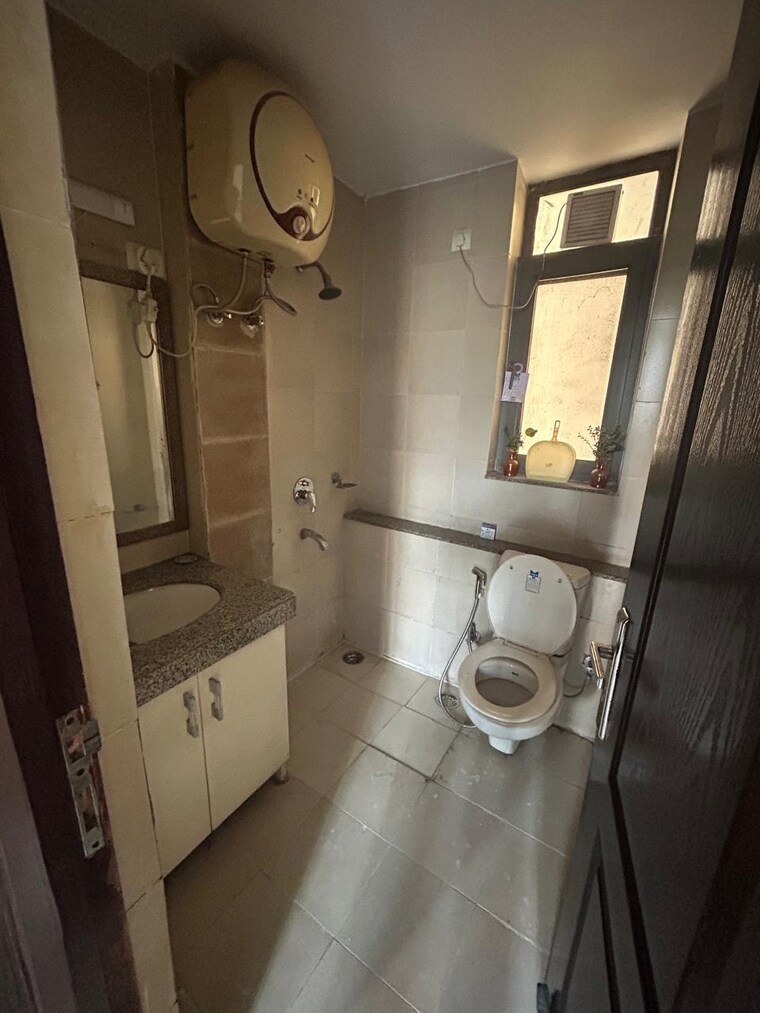 Bathroom, unitech-uniworld-gardens-2 2 Bedroom 997 Sq.Ft. Apartment In Sector 47 Gurgaon 9673788