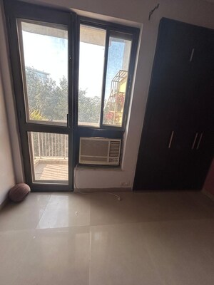 Room in 2 BHK Apartment at Unitech Uniworld Gardens 2, Sector 47 – for Rent