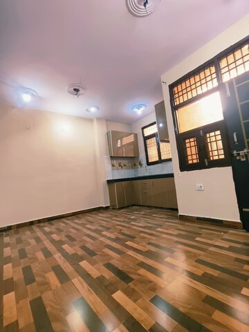 Room in 1.5 BHK Builder Floor at Dwarka Mor – for Rent
