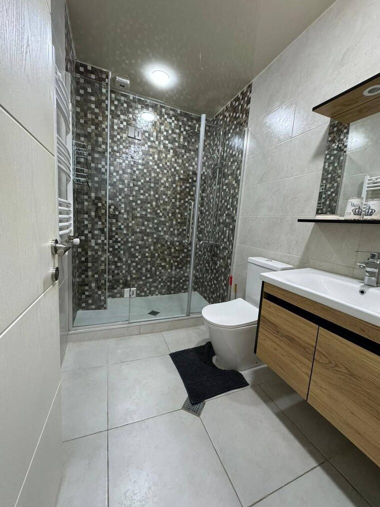 Bathroom, malviya nagar 3 Bedroom 110 Sq.Yd. Builder Floor In Malviya Nagar Delhi 9673790