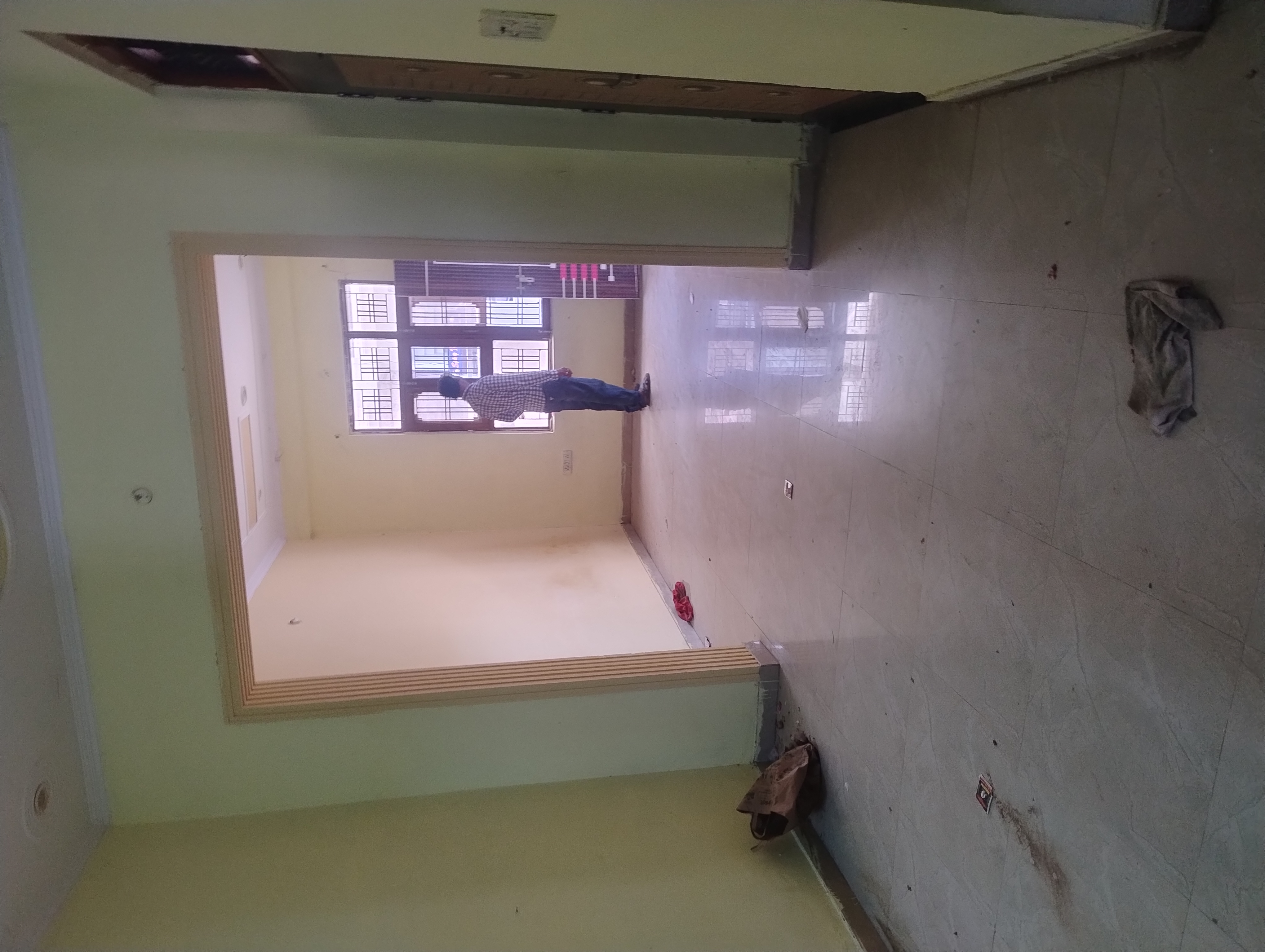 Retail Shop For Rent in Comercial Holl 