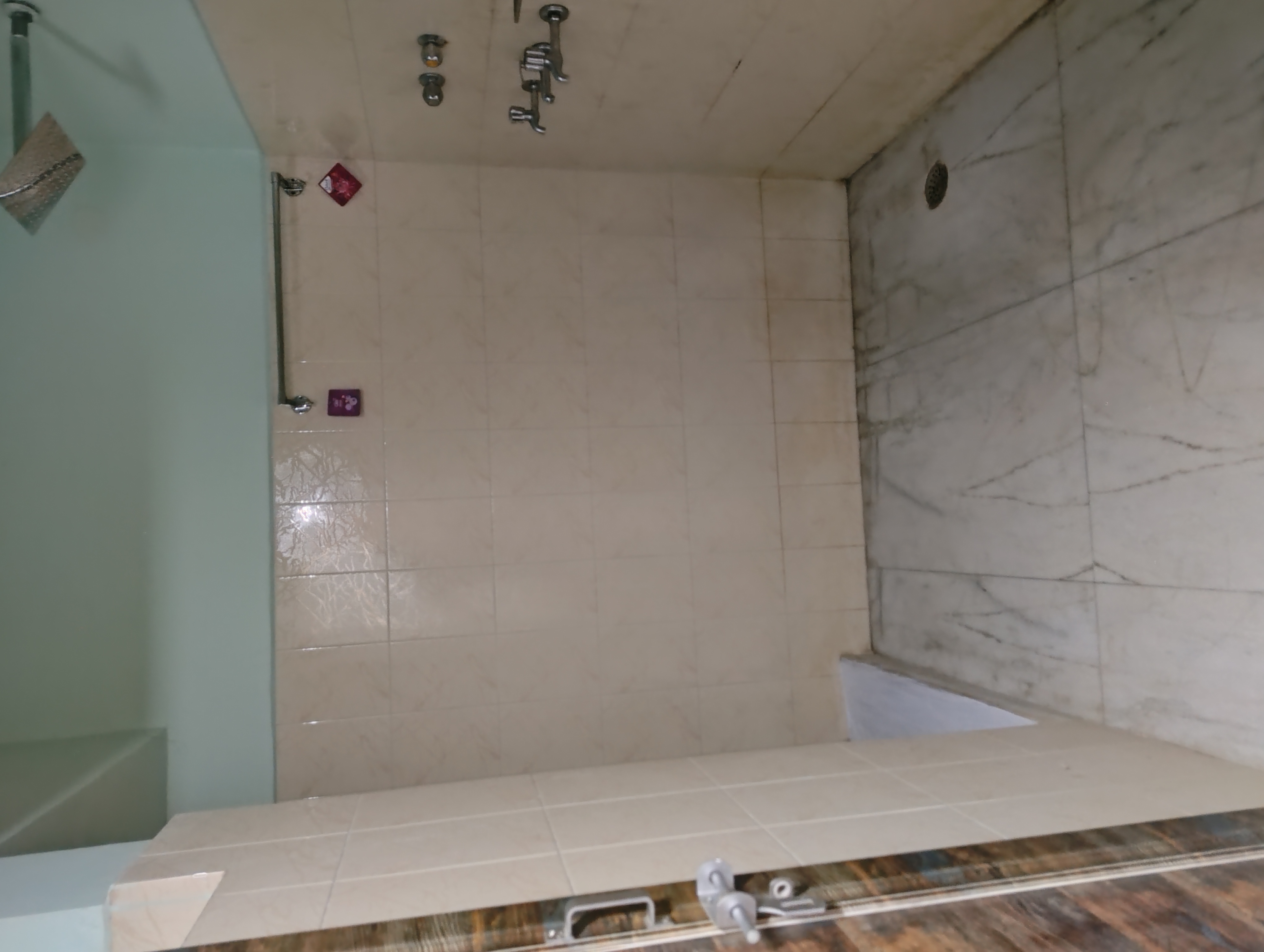 Retail Shop For Rent in Comercial Holl 